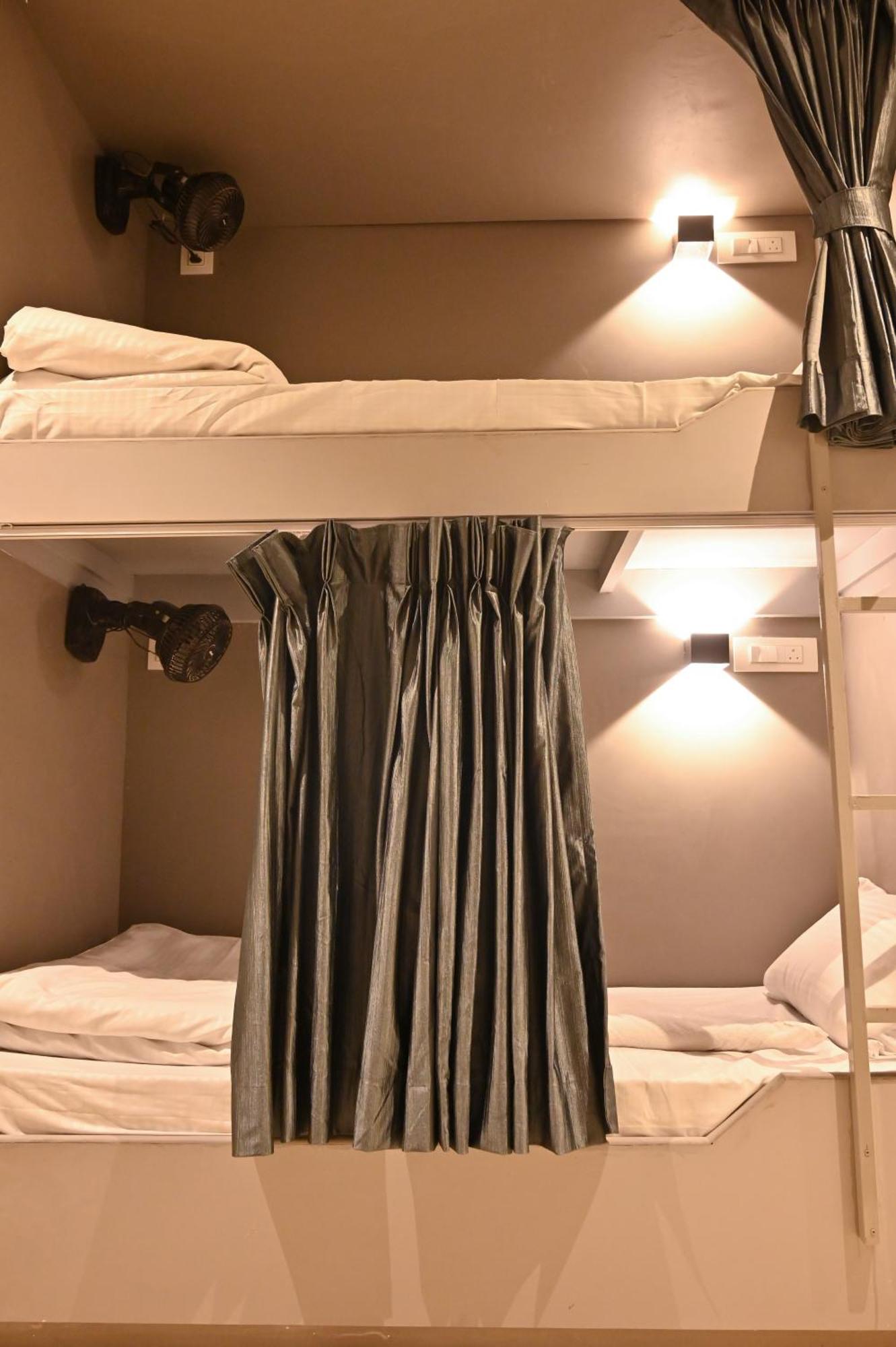 Bed & Bread Dormitory Bharuch Exteriör bild