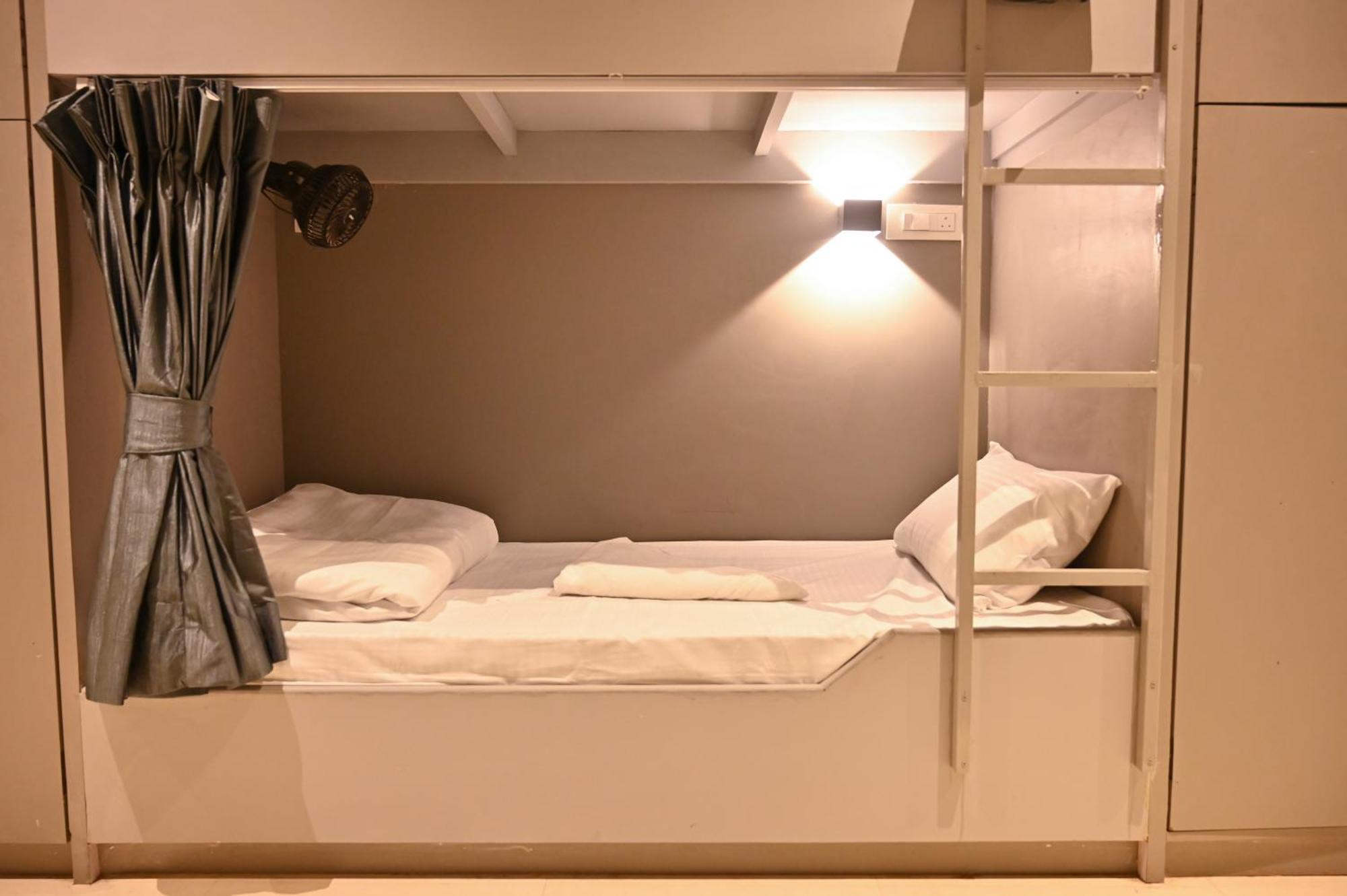 Bed & Bread Dormitory Bharuch Exteriör bild